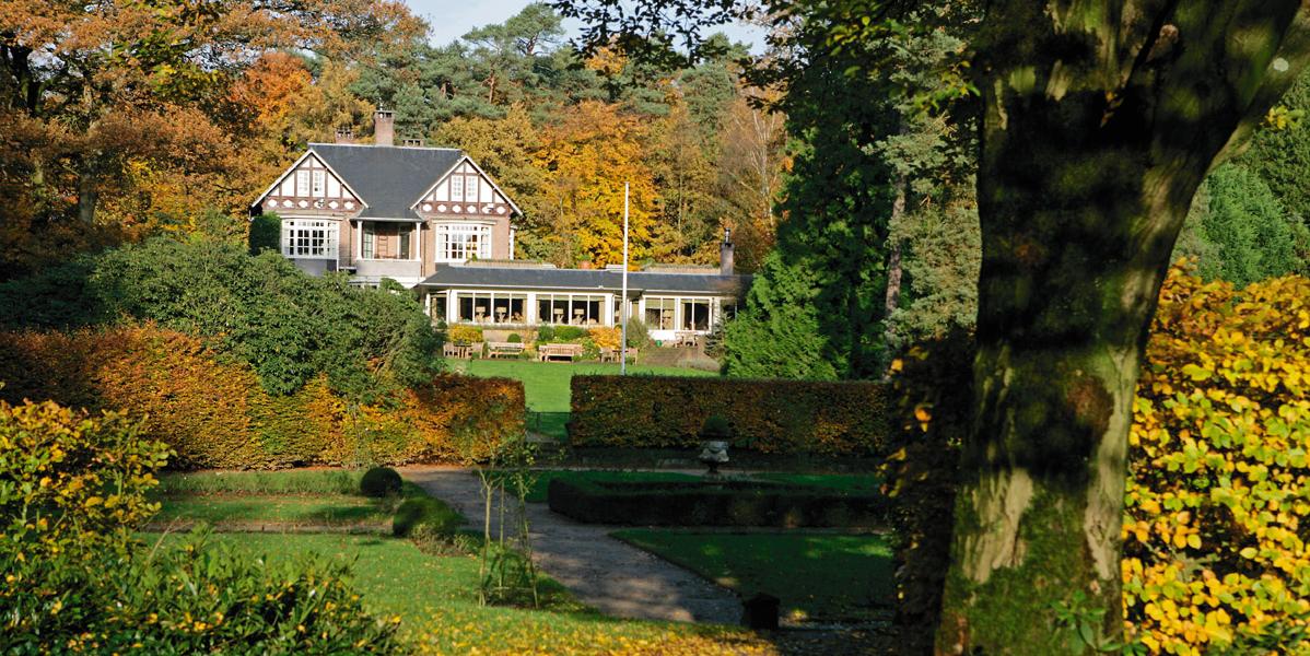 Spazieren oder radeln Sie durch den farbenfrohen Wald und lassen Sie sich in unserem Restaurant mit Michelin-Stern verwöhnen